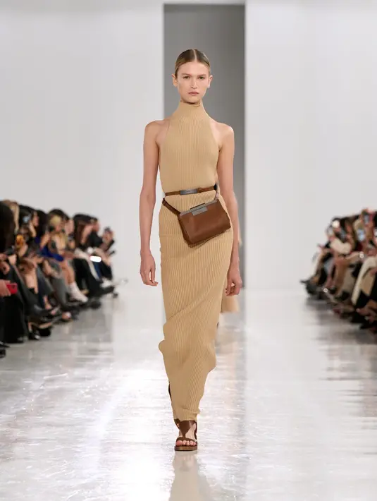 Koleksinya memamerkan palet warna yang terinspirasi unsur-unsur ilmiah. Seperti coklat tua, coklat muda, putih hingga hitam. [Dok/MaxMara].