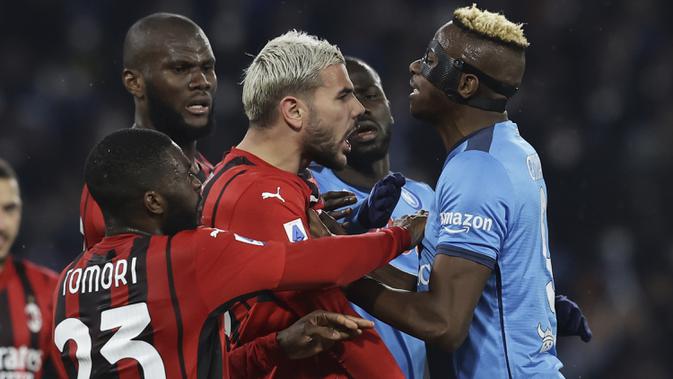 Bahkan pada menit ke-76 Victor Osimhen (kanan) yang frustrasi terlibat keributan dengan Theo Hernandez. Keduanya pun diganjar kartu kuning oleh wasit Daniele Orsato. (LaPresse via AP/Alessandro Garofalo)