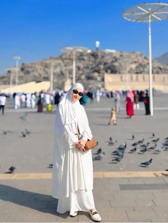 Ayu Ting Ting, penyanyi dan selebriti Indonesia, dikenal dengan gaya penampilannya yang selalu modis dan elegan. Namun, penampilannya saat menjalankan ibadah umrah beberapa waktu lalu menunjukkan sisi lain dari Ayu yang penuh dengan ketenangan dan kesederhanaan.  [@ayutingting92].