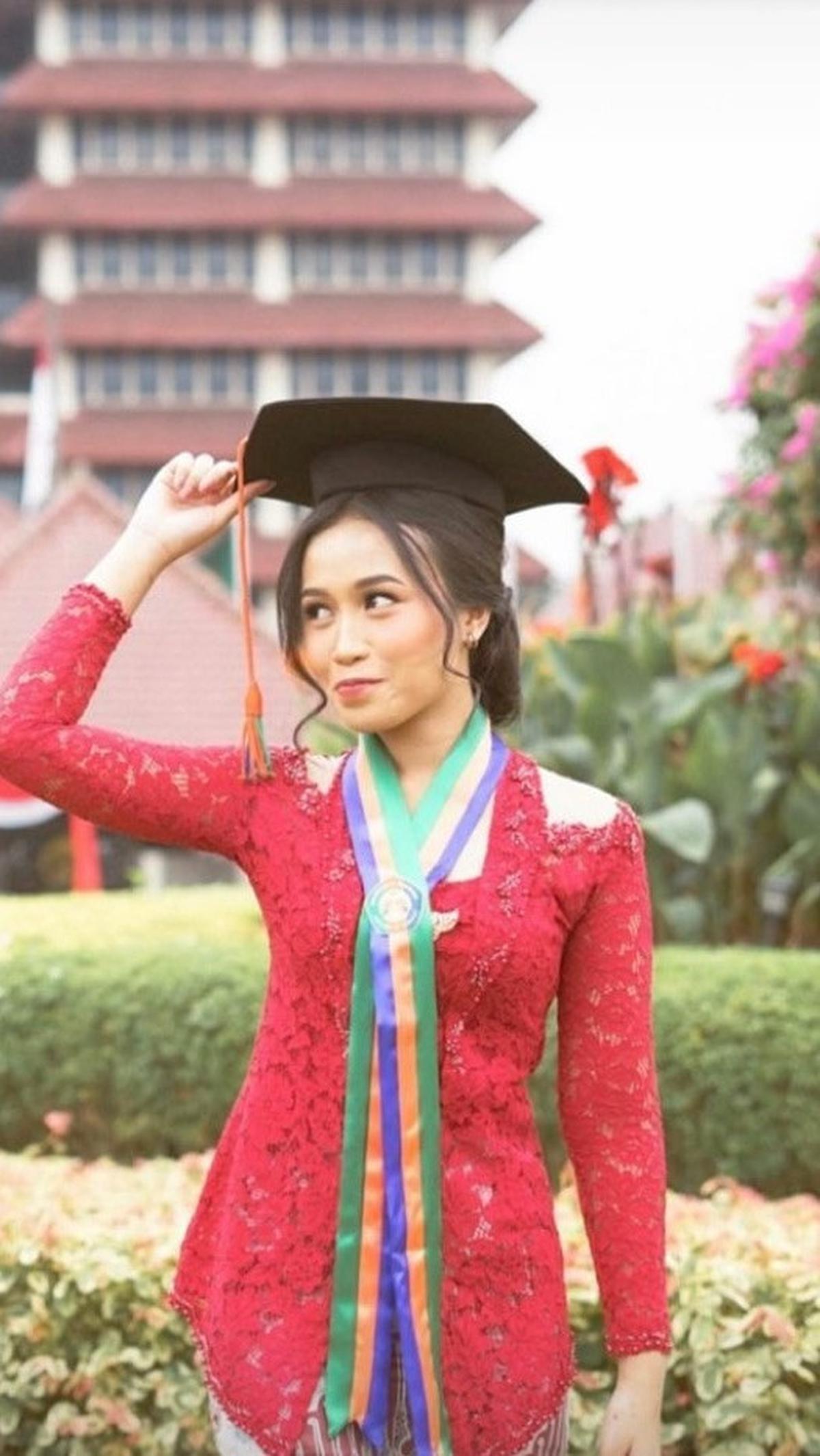 Ia menempuh pendidikan di vokasi Universitas Indonesia jurusan Multimedia Broadcasting. Ini potretnya saat wisuda.
