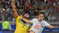 Striker Kashima Antlers, Hiroki Abe berebut bola dengan pemain Ekuador Arturo Mina selama pertandingan Copa America di Stadion Mineirao, Brasil pada 24 Juni 2019. Abe tidak akan masuk ke tim utama Barca. Abe diproyeksikan untuk Barcelona B yang bermain di divisi tiga.  (AFP Photo/Luis Acosta)