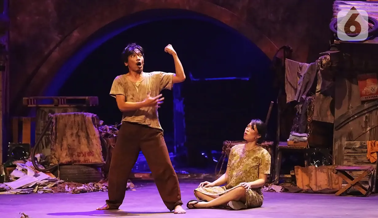 Pemain Teater Koma mementaskan lakon J J Sampah Kota di Graha Bhakti Budaya, Taman Ismail Marzuki, Jakarta, Kamis (7/11/2019). Musik K-Pop dan lagu-lagu lagi hits di kalangan milenial menjadi ramuan segar dari pertunjukan Teater Koma. (Fimela.com/Bambang E Ros)