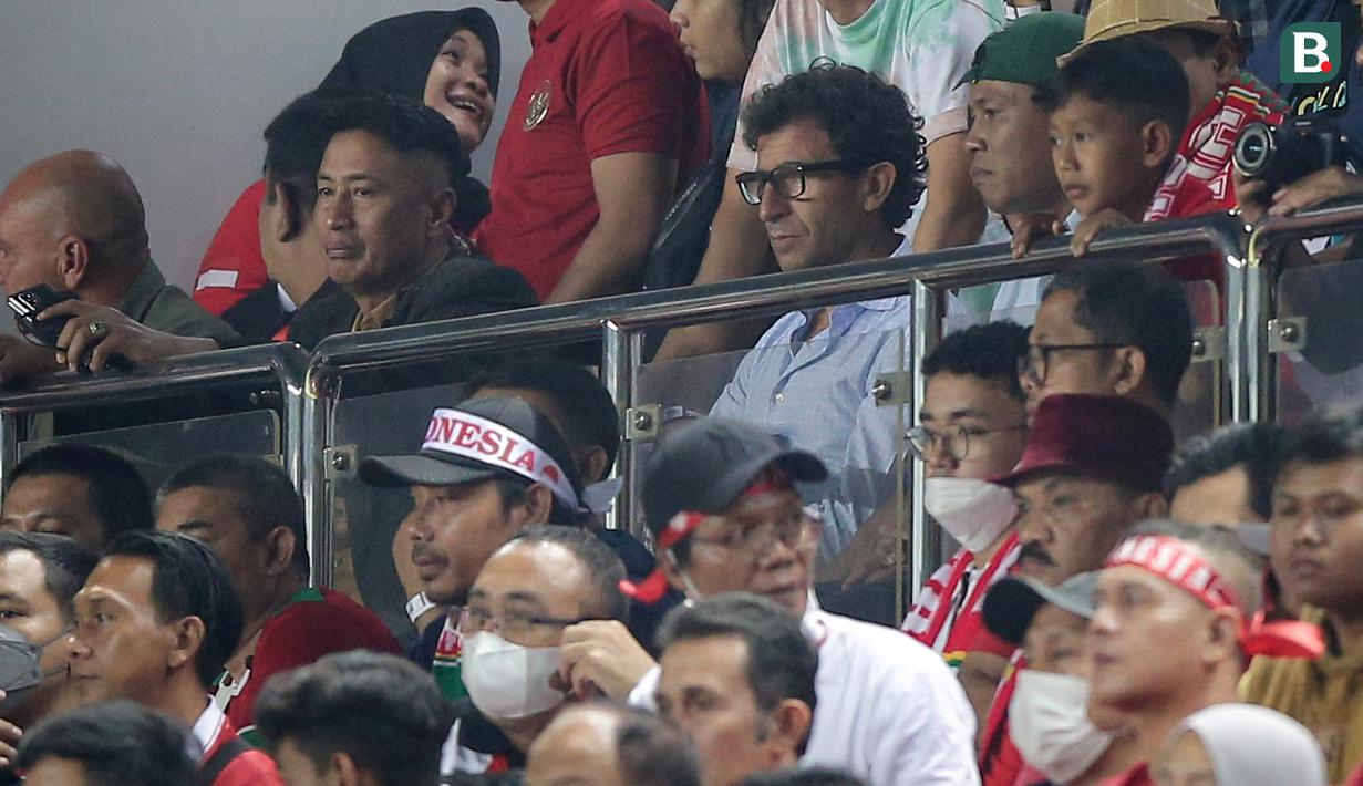 Pelatih asal Spanyol tersebut berada di tribune VVIP yang jaraknya hanya dipisahkan pagar kaca. Luis Milla terlihat berbaur dengan suporter Timnas Indonesia. (Bola.com/Bagaskara Lazuardi)