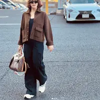 Sissy Prescillia tampil begitu memukai dengan gaya ethleisure. Paduan sneakers melengkapi gaya kasualnya, Ia memadukan jaket dengan nuansa cokelat yang begitu memukau. [Foto: Instagram/ Sissy Presscillia.]