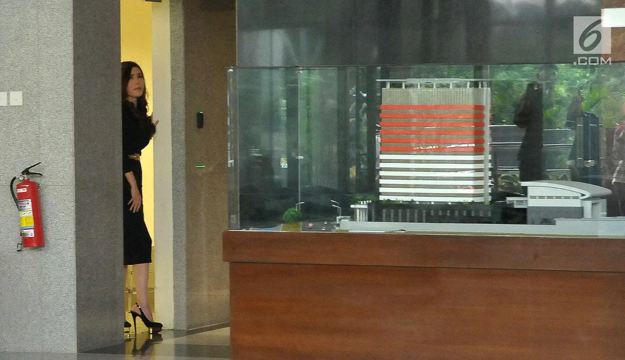 Istri tersangka kasus dugaan korupsi KTP elektronik Andi Agustinus alias Andi Narogong, Inayah saat berada di KPK , Jakarta, Selasa (6/6). (Liputan6.com/Helmi Afandi)