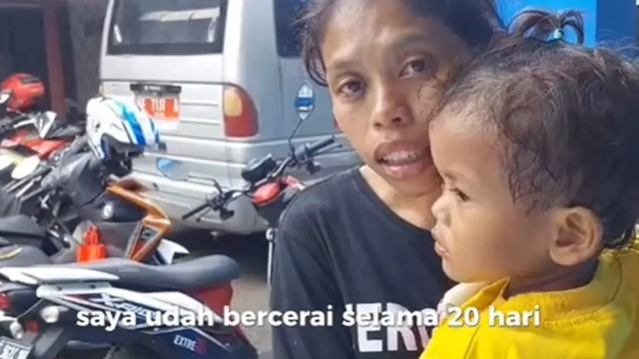 Sudanti, seorang wanita yang diceraikan akibat empat anak ayam milik suaminya mati.