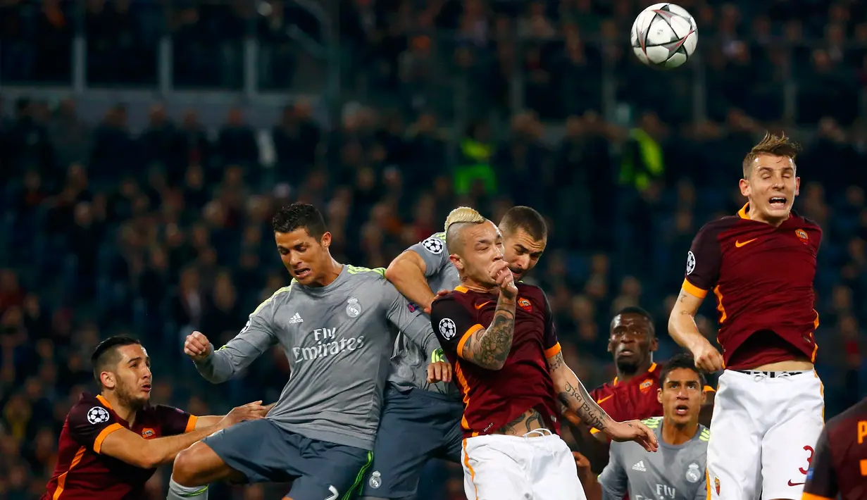 Bek AS Roma, Lucas Digne (kanan) berebut bola udara dengan para pemain Real Madrid pada leg pertama 16 besar Liga Champions di Stadion Olimpico, Italia (18/2). Real Madrid menang atas AS Roma dengan skor 2-0. (REUTERS/Tony Gentile)