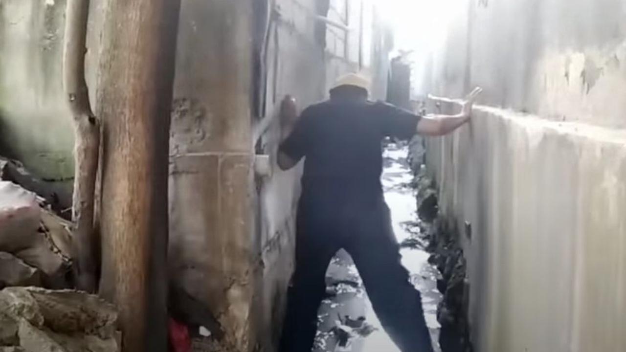 Selama sekitar tiga tahun Ngadenin hanya bisa melalui saluran air selebar sekitar satu meter untuk menuju rumahnya. Setelah keluar dari saluran air, dia juga harus keluar melalui jendela rumah warga agar bisa sampai ke rumahnya.