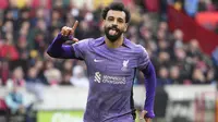 Selebrasi striker Liverpool, Mohamed Salah setelah mencetak gol ketiga timnya ke gawang Brentford pada laga pekan ke-25 Premier League 2023/2024 di Gtech Community Stadium, London, Sabtu (17/2/2024). (AP Photo/Kirsty Wigglesworth)