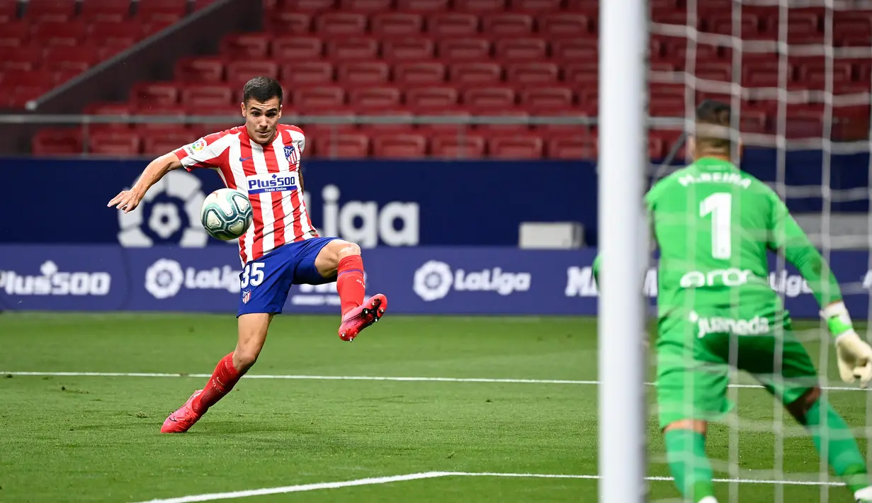 Bek Atletico Madrid, Manuel Sanchez, mengontrol bola saat menghadapi Real Mallorca pada laga lanjutan La Liga di Wanda Metropolitano, Sabtu (4/7/2020) dini hari WIB. Atletico Madrid menang 3-0 atas Mallorca. (AFP/Pierre-Philippe Marcou)
