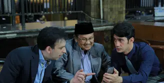Syuting film Rudy Habibie sempat berhenti lantaran pemeran utamanya, Reza Rahadian sakit dan beberapa hari menjalani perawatan di rumah sakit. (Adrian Putra/Bintang.com)