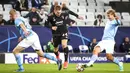 Pemain Juventus Dejan Kulusevski (tengah) berebut bola dengan pemain Malmo Sebastian Nanasi (kanan) pada pertandingan Grup H Liga Champions di Malmo New Stadium, Malmo, Swedia, Selasa (14/9/2021). Juventus menang 3-0. (Anders Bjuro/TT via AP)