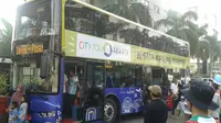 bus wisata jakarta menarik perhatian di car free day