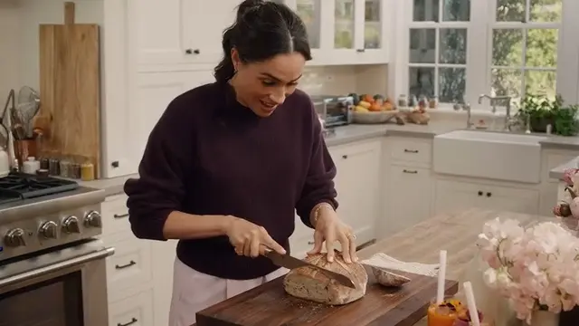 Meghan Markle Diduga Kirim Pesan Tersembunyi untuk Kerajaan Inggris Lewat Gaya Busana Barunya