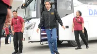 Presiden Joko Widodo usai menjajal jalan Tol Trans Jawa, Kamis (20/12). Jokowi menggunakan bus ketika uji coba trans Jawa sepanjang 341 km dari Surabaya menuju Jembatan Kali Kuto, di Kendal, Jawa Tengah. (Liputan6.com/Angga Yuniar)