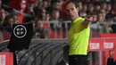 <p>Wasit Melero Lopez meninjau video VAR saat pertandingan sepak bola Liga Spanyol antara Girona dan Atletico Madrid di Stadion Montilivi, Girona, Spanyol, 13 Maret 2023. Gol tunggal Alvaro Morata membawa Atletico Madrid mengalahkan Girona. (LLUIS GENE/AFP)</p>