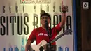 Penyanyi Iwan Fals membawakan lagu sambil bermain gitar dalam Seri Konser Situs Budaya di Panggung Kita, Depok, Sabtu (3/3). Dalam konser tersebut, Iwan Fals membawakan lagu-lagu daerah seperti Tegining Amaq dan Sarompi Mpida. (Liputan6.com/Arya Manggala)