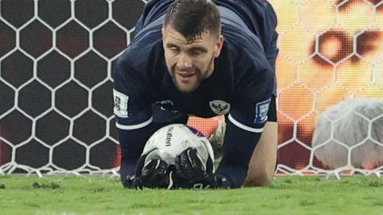 Sederet penyelamatan heroiknya membuat para pemain Australia harus gigit jari.&nbsp;Foto: Bola.com/Bagaskara Lazuardi