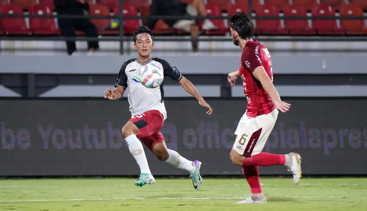 Pemain Persija Jakarta, Raka Cahyana Rizky (kiri) mengontrol bola dibayangi pemain Bali United, Brandon James Wilson pada laga lanjutan Grup B Piala Presiden 2024 di Stadion I Wayan Dipta, Bali, Jumat (26/07/2024). (Dok. Persija Jakarta)