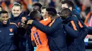 Selebrasi gol Quincy Promes  bersama official tim Belanda saat melawan Belarus pada kualifikasi Piala Dunia 2018 di Stadion De Kuip, Rotterdam. Belanda menang 4-1. (REUTERS/United Photos/Toussaint Kluiters)