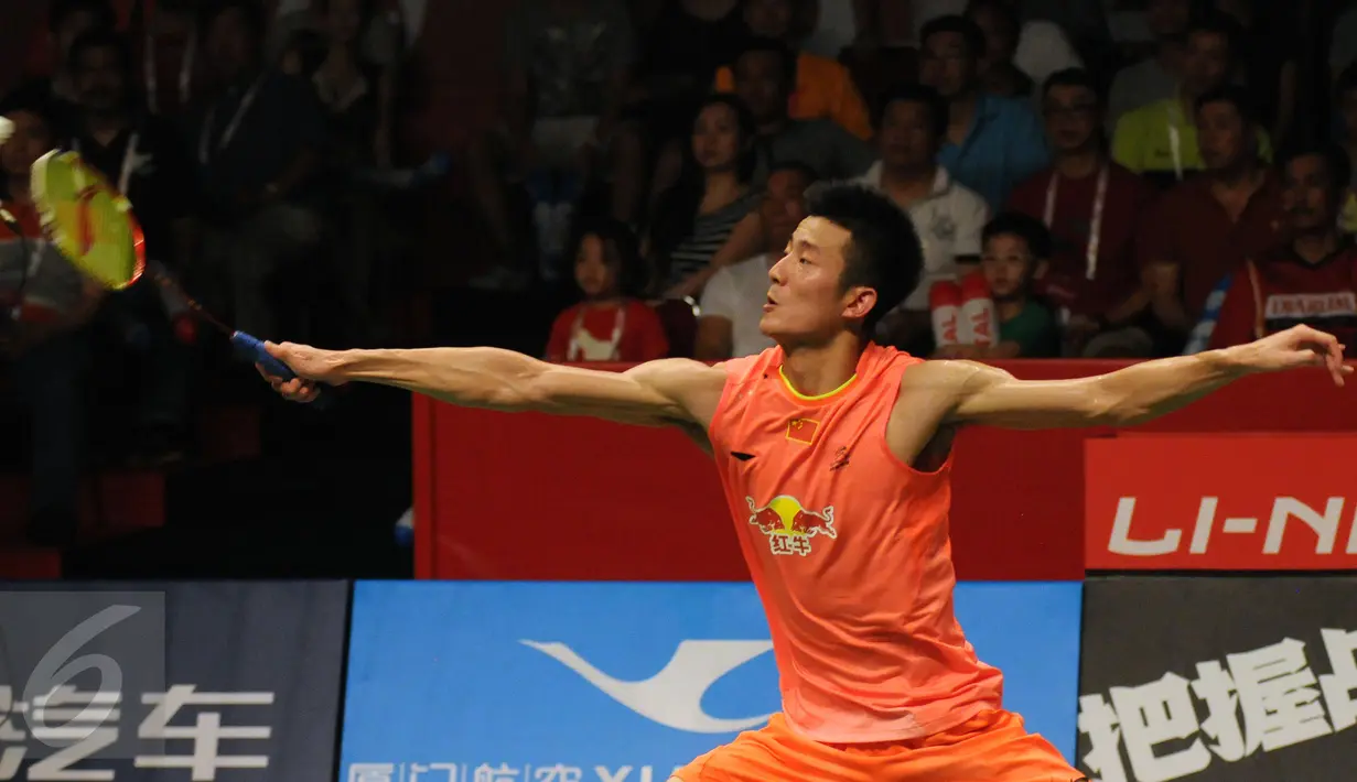 Pebulutangkis Tiongkok, Chen Long saat tampil melawan Lee Chong Wei (Malaysia) di final Total BWF World Championships 2015 di Jakarta, Minggu (16/8/2015). Chen Long unggul 21-14, 21-17. (Liputan6.com/Helmi Fithriansyah)