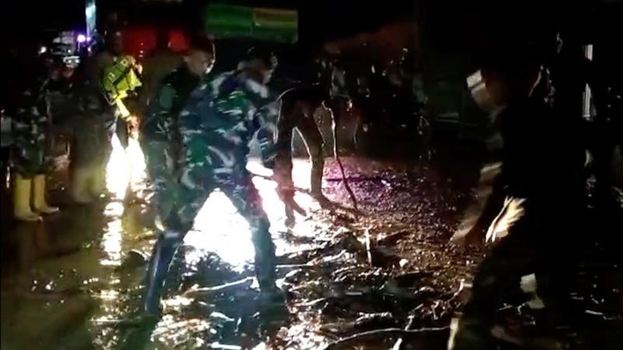 Korem 011/Lilawangsa Kerahkan Prajurit TNI untuk Penanganan Banjir Pidie Jaya Berulang
