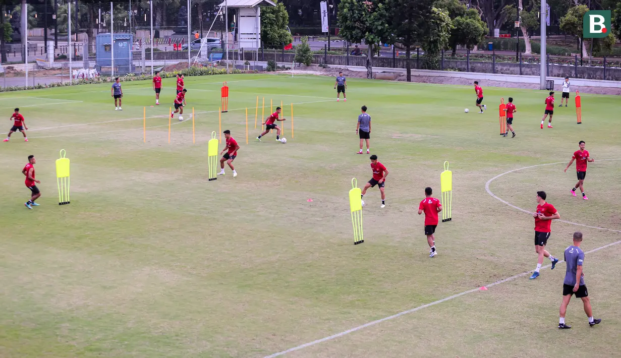 Timnas Indonesia menggelar latihan menjelang laga leg pertama Kualifikasi Piala Dunia 2026 zona Asia melawan Brunei Darussalam di Lapangan A Kompleks Stadion Utama Gelora Bung Karno (SUGBK), Senayan, Jakarta, Senin (09/10/2023). (Bola.com/Bagaskara Lazuardi)