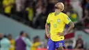 Reaksi kecewa pemain Brasil, Neymar setelah tim mereka kalah dari Kroasia saat laga perempat final Piala Dunia Qatar 2022 yang berlangsung di Education City Stadium, Al-Rayyan, Jumat (09/12/2022) waktu setempat. Brasil kalah 2-4 dari Kroasia saat babak adu penalti. (AP/Darko Bandic)