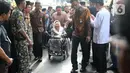 Istri Abdurahman Wahid atau Gus Dur, Sinta Nuriyah saat melayat KH Salahuddin Wahid atau Gus Sholah di rumah duka kawasan Mampang Prapatan, Jakarta, Senin (3/2/2020). Gus Sholah meninggal di RS Harapan Kita Jakarta karena sakit. (Liputan6.com/Herman Zakharia)