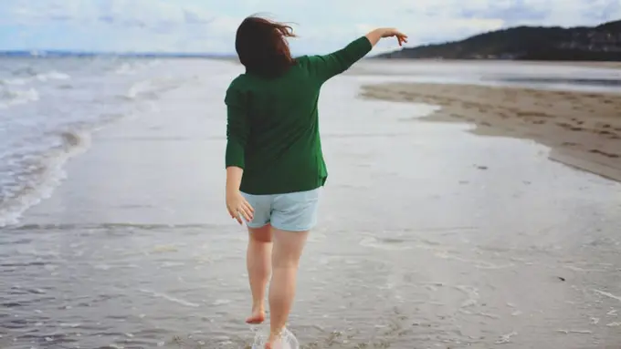 Cara Terbaik Menanggapi Ledekan Teman saat Mantan Menikah Duluan