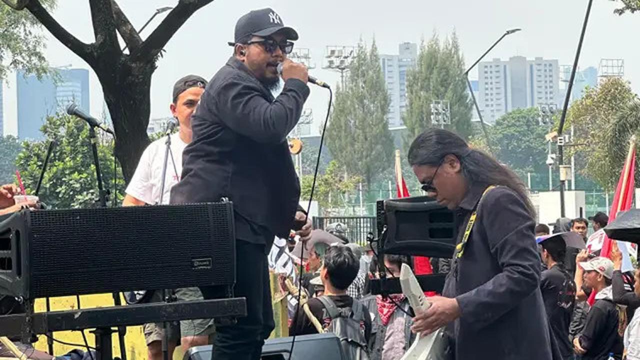 4 Potret Band Methosa Turun ke Jalan Dukung May Day, Sebut Hari Buruh 2025 Bernuansa Magis