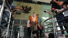 Mantan Menteri Kesehatan, Siti Fadilah Supari usai diperiksa di Gedung KPK, Jakarta, Selasa (10/1). Siti diperiksa sebagai tersangka terkait kasus dugaan penerimaan hadiah atau janji dalam kegiatan pengadaan alat kesehatan. (Liputan6.com/Helmi Afandi)