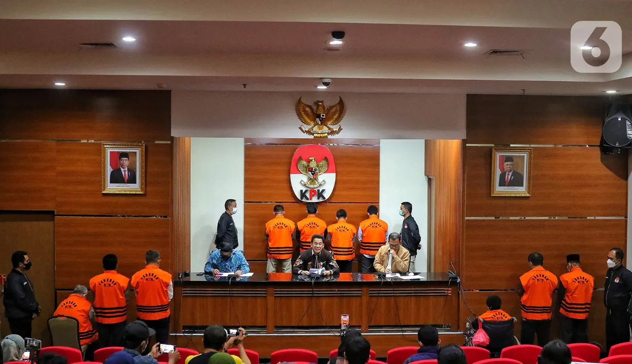 Wakil Ketua KPK Johanis Tanak memberikan keterangan pers terkait penahanan 10 orang anggota DPRD Provinsi Jambi periode 2014-2019 di Gedung Merah Putih KPK, Jakarta, Selasa (10/1/2023). Penyidik KPK melakukan penahanan terhadap 10 orang tersangka kasus suap 'ketok palu' pengesahan RAPBD Provinsi Jambi tahun 2017. (Liputan6.com/Angga Yuniar)