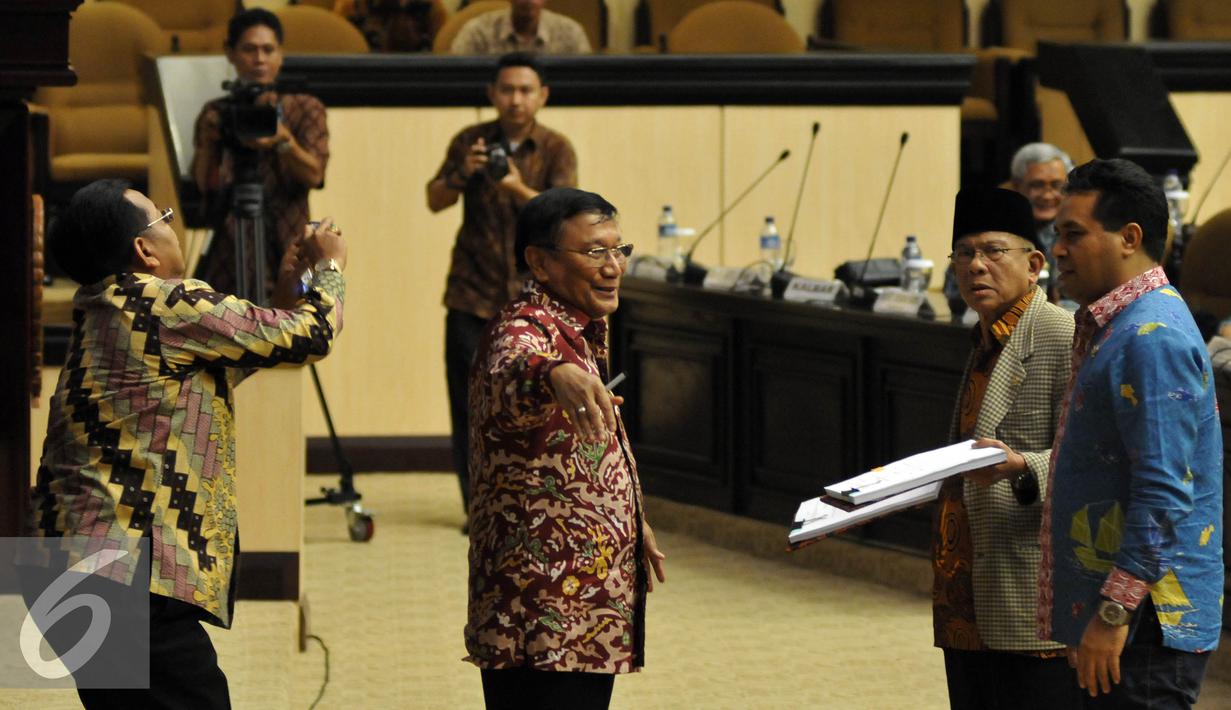 Anggota DPD AM Fatwa (kedua kanan) memaksa pimpinan DPD untuk menandatangani Tata Tertib DPD RI sesuai dengan keputusan Sidang Paripurna tanggal 15 Januari 2016 saat Rapat Paripurna DPD, Jakarta (29/4). (Liputan6.com/Johan Tallo)  