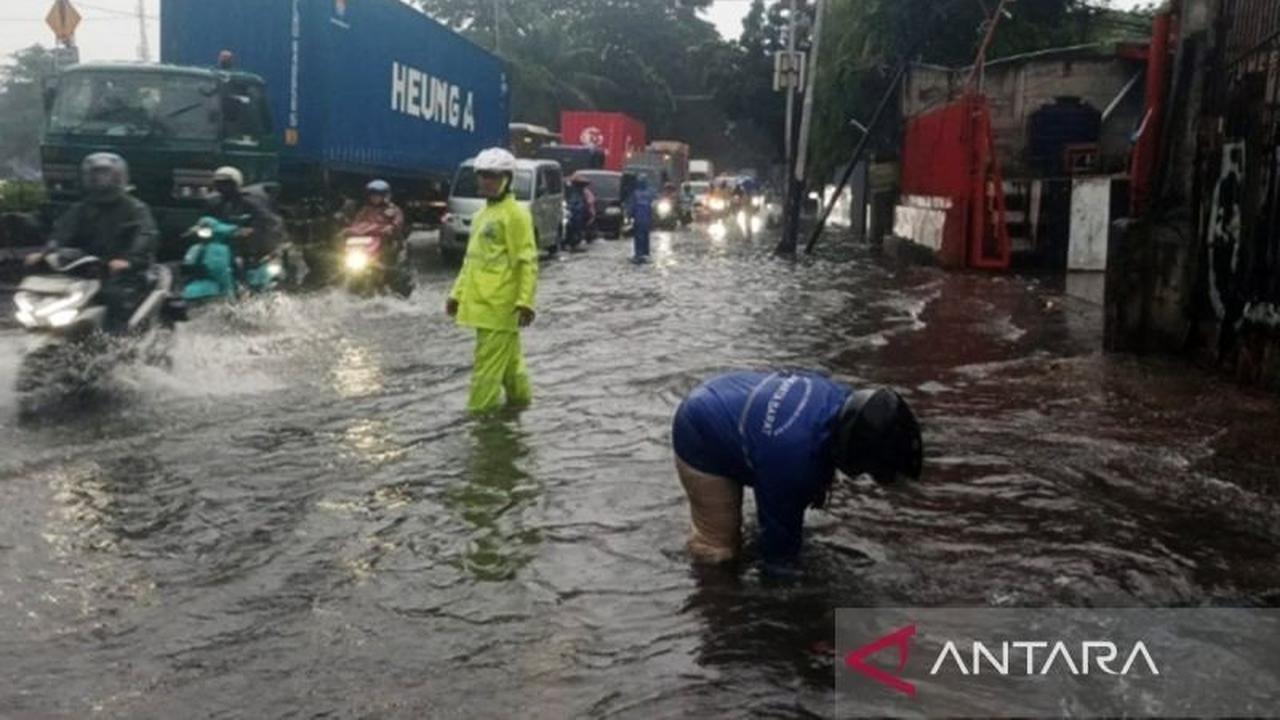 Antisipasi Banjir Jakarta Barat: Penambalan Turap dan Pengerukan Sedimen Digencarkan