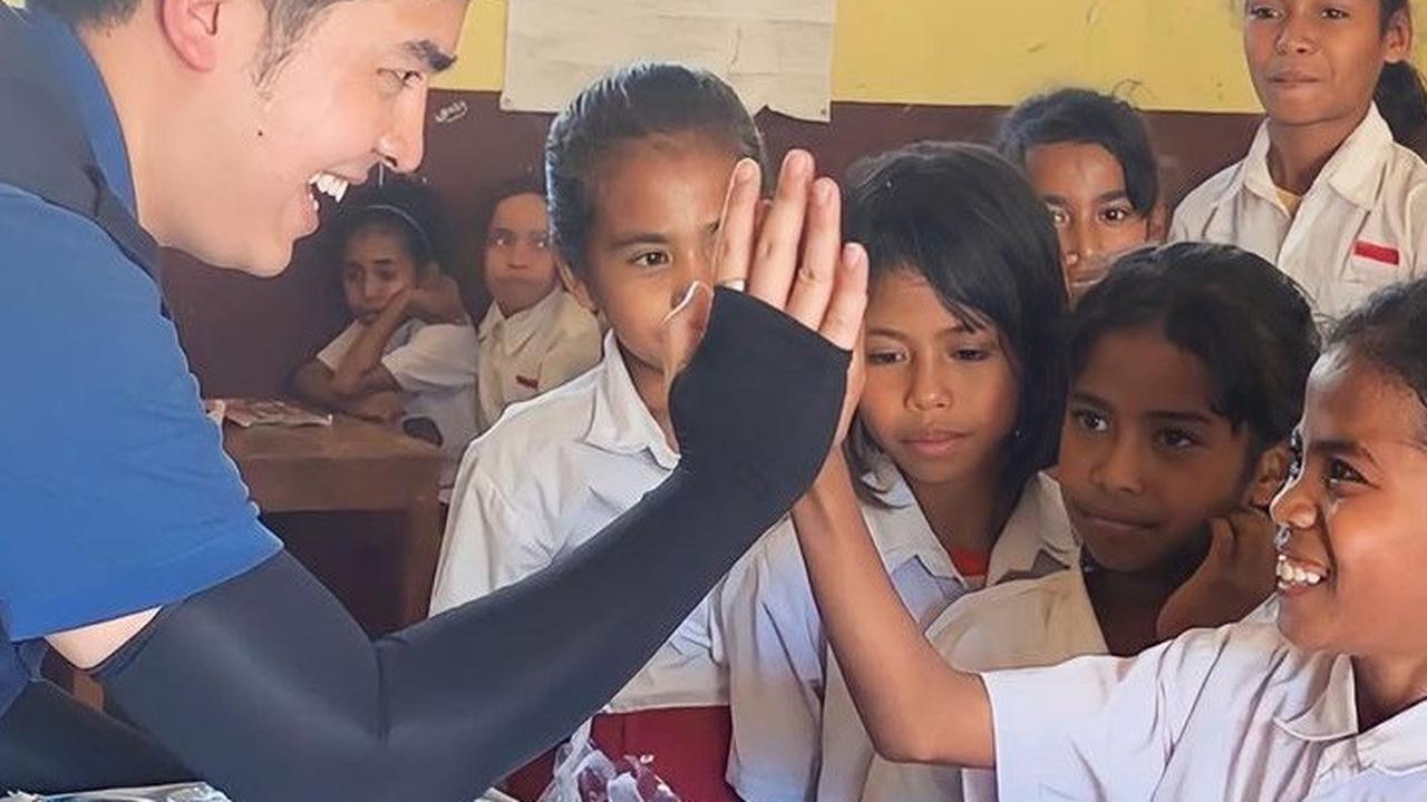 Jerome tampak begitu berbaur dengan siswa saat mengajarkan pelajaran matematika.