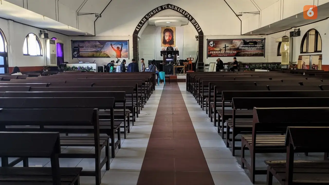 suasana gereja saat ibadah paskah