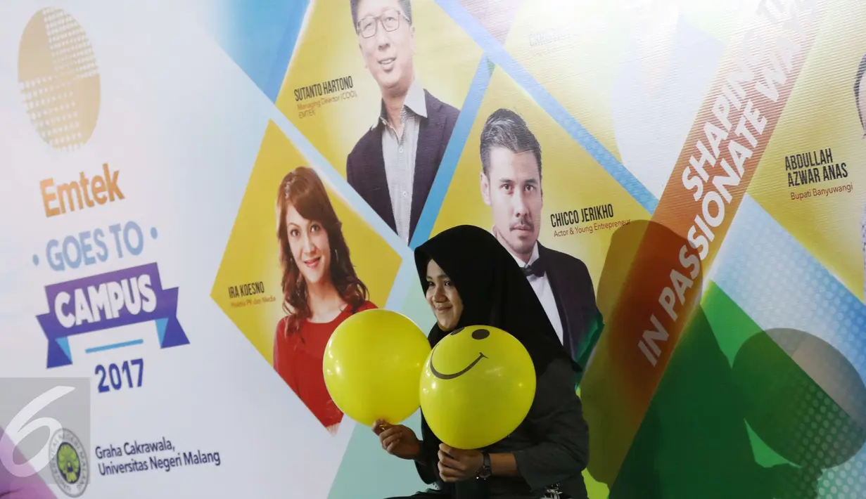 Seorang peserta berfoto di booth acara EMTEK Goes To Campus (EGTC) 2017 di Graha Cakrawala Universitas Negeri Malang, Jawa Timur, Rabu (3/5). EGTC Malang berlangsung dari 3 hingga 4 Mei 2017. (Liputan6.com/Helmi Afandi)