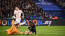Kiper Manchester United, David de Gea, berebut  bola dengan pemain PSG pada laga Liga Champions di Stadion Parc des Princes (6/3/2019). (AFP/Franck Fife)
