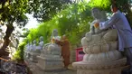 Dua orang bhiksu membersihkan patung di  Vihara Mahavira Graha Semarang , Sabtu ( 21/5/2016). Kegiatan ini dilakukan untuk menyambut hari Waisak besok. (Gholib)