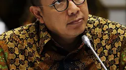 Menteri Agama Lukman Hakim Saifuddin saat mengikuti Raker dengan Komisi VIII DPR di Kompleks Parlemen, Senayan, Jakarta, Selasa (4/9). Raker tersebut membahas Rencana Kerja/Anggaran Kementerian Agama Tahun Anggaran 2019. (Liputan6.com/Johan Tallo)