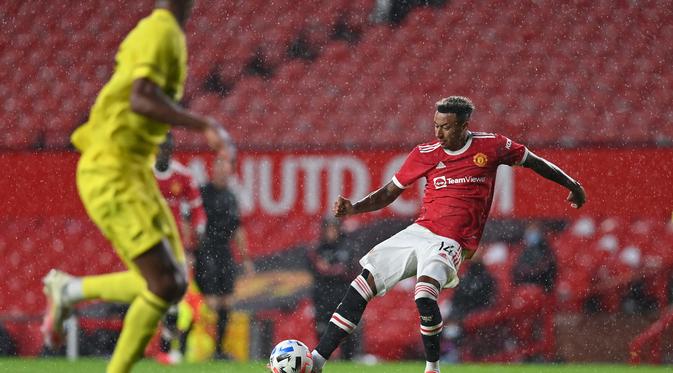 Gelandang Manchester United atau MU Jesse Lingard mengontrol bola dalam laga persahabatan melawan Brentford di Old Trafford, 28 Juli 2021. (Paul ELLIS / AFP)