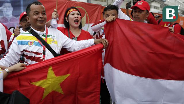 Suporter Timnas Indonesia dan Vietnam U-22
