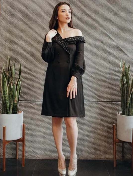 Tak perlu banyak aksesori, cukup kenakan dress one piece warna netral untuk beri kesan glamor dan berkelas. [Foto: IG/chelseaoliviaa].