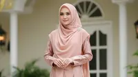 9 Inspirasi Gamis Brokat Warna Muted untuk Kantor &amp; Acara Resmi Sekaligus