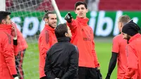 Kiper Real Madrid, Thibaut Courtois, berbincang dengan Gareth Bale saat latihan jelang laga Liga Champions 2019 di Johan Cruijff Arena, Selasa (12/2). Real Madrid akan berhadapan dengan Ajax Amsterdam. (AFP/Emmanuel Dunand)