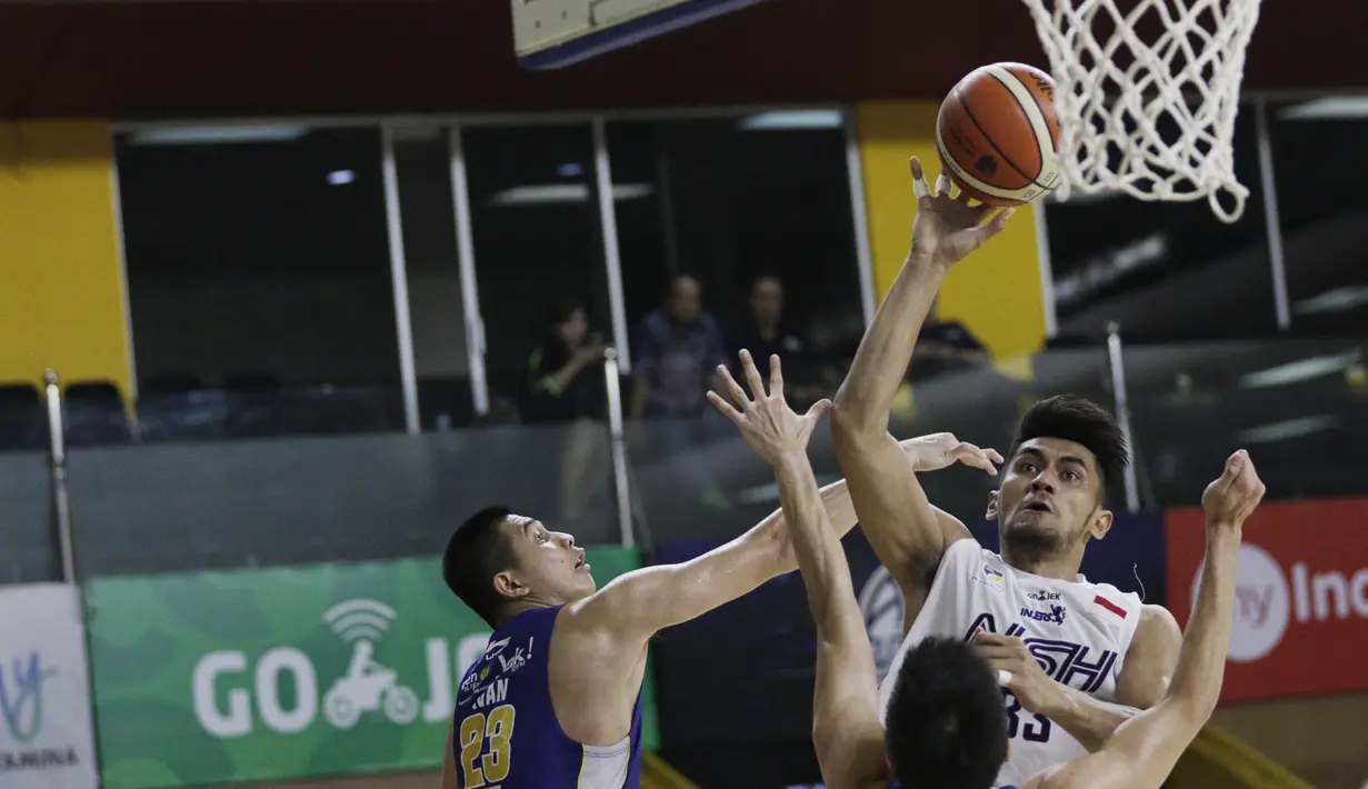 Pebasket NSH Jakarta, Tri Hartanto, berusaha memasukan bola saat melawan Satria Muda pada laga semi final IBL 2019 di GMSB Kuningan, Jakarta, Minggu (10/3). Satria Muda menang 72-48 atas NSH Jakarta. (Bola.com/M Iqbal Ichsan)