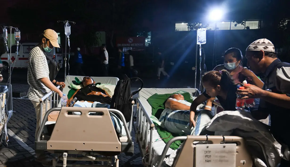 Sekitar, 160 pasien baik dewasa maupun anak-anak dievakuasi ke luar gedung RS Unair. (JUNI KRISWANTO/AFP)