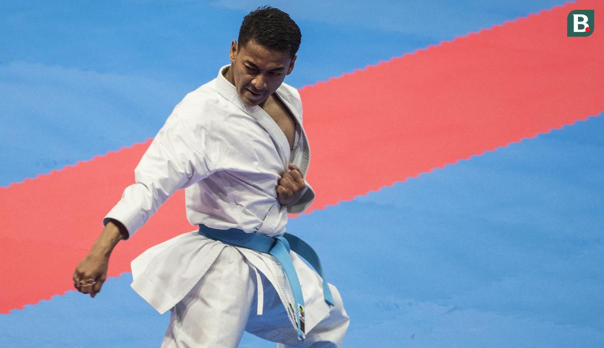 Karateka Indonesia, Ahmad Zigi Zaresta, tampil pada nomor kata cabang karate Asian Games XVIII di JCC Senayan, Jakarta, Sabtu (25/8/2018). Dirinya berhasil meraih medali perunggu. (Bola.com/Vitalis Yogi Trisna)