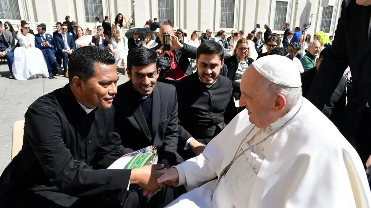 RD. Yakobus Donisius Migo, S fil. M.TH. Lic.Th. com saat bertemu dengan Bapa Paus Fransiskus di Basilika Santa Maria Maggiore Vatikan (Dok. Romo Doni)